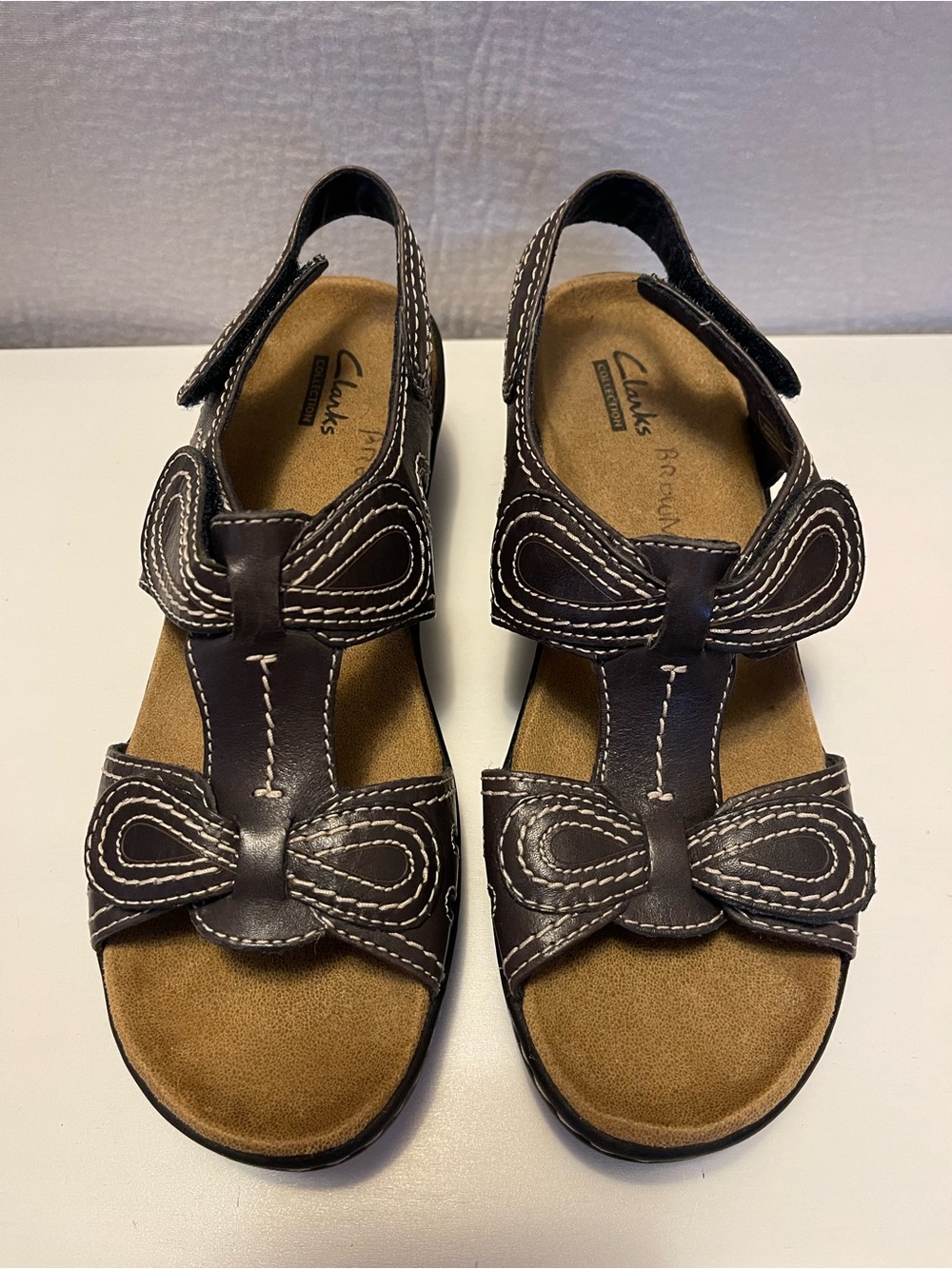 Clarks Women’s Dark Brown Bow Strap Sandals size 7.5 wmns